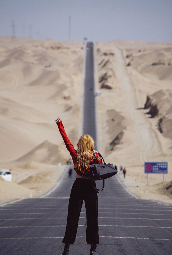 u型公路成网红打卡地,游客霸占路面拍照,风景虽美但不要这样做