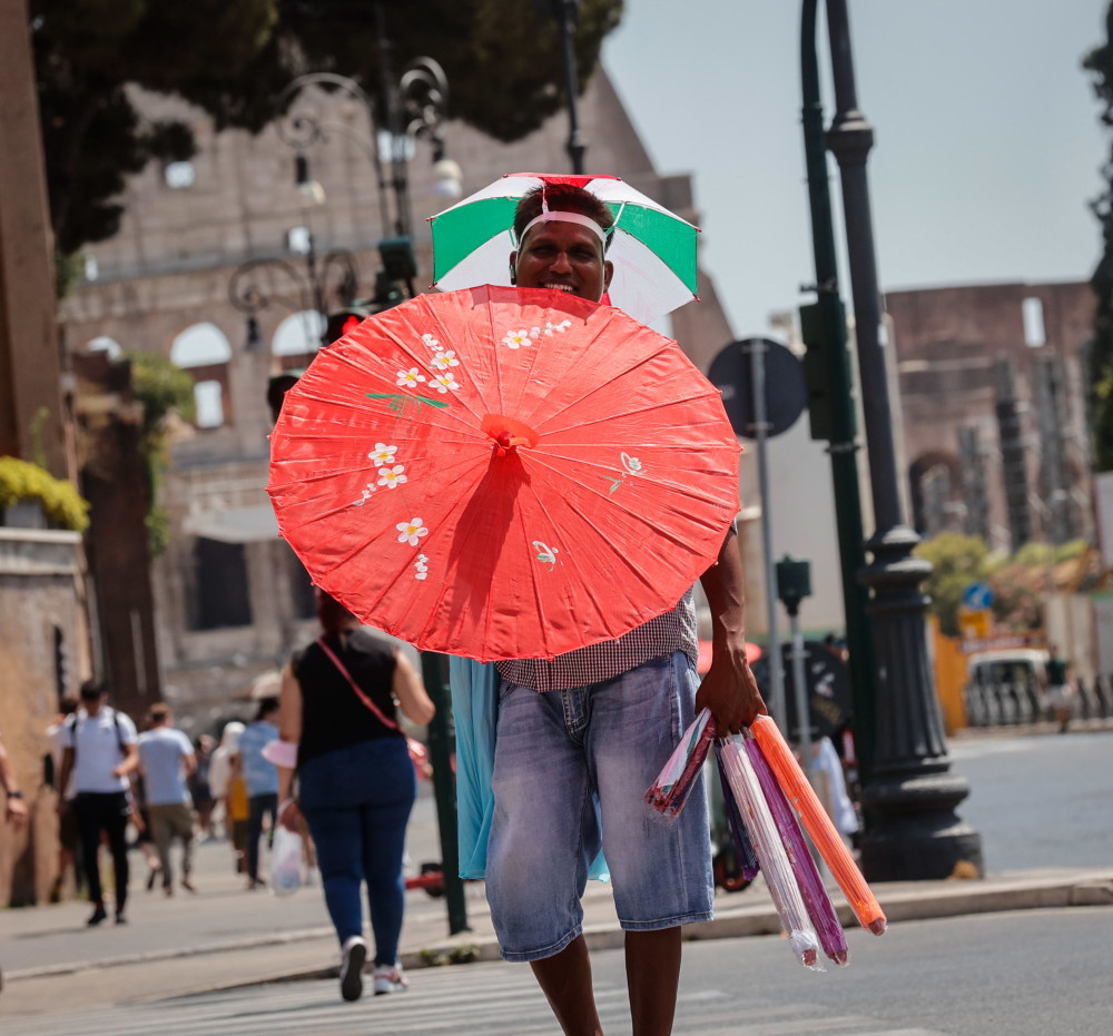 新华社/欧新7月31日,在意大利罗马,一名女子打伞遮阳.