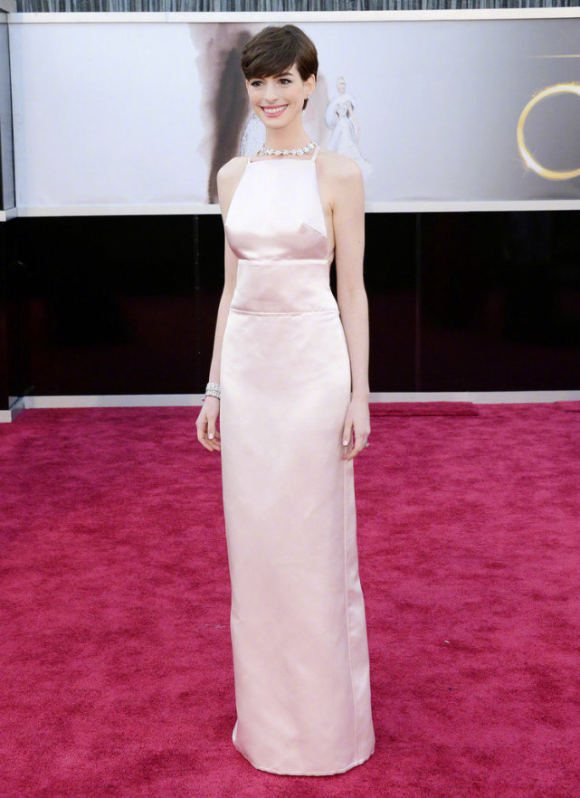 上游时尚安妮海瑟薇紫色礼服俏皮出镜纪念公主日记上映20周年