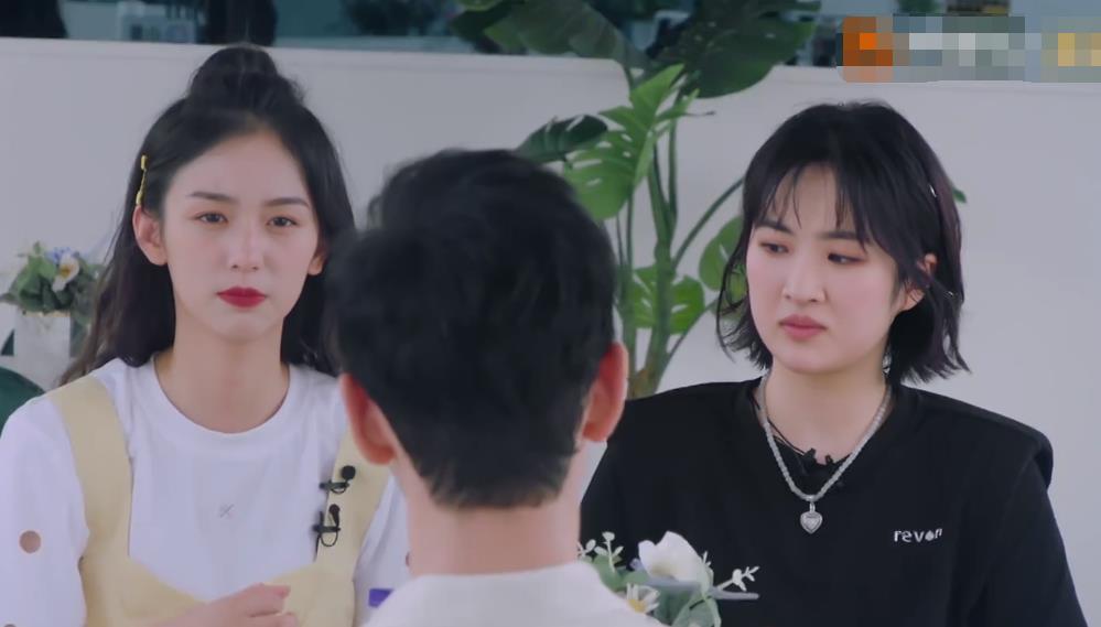 姚安娜和周也同框后,才知普通女孩和女明星的差距有点大!