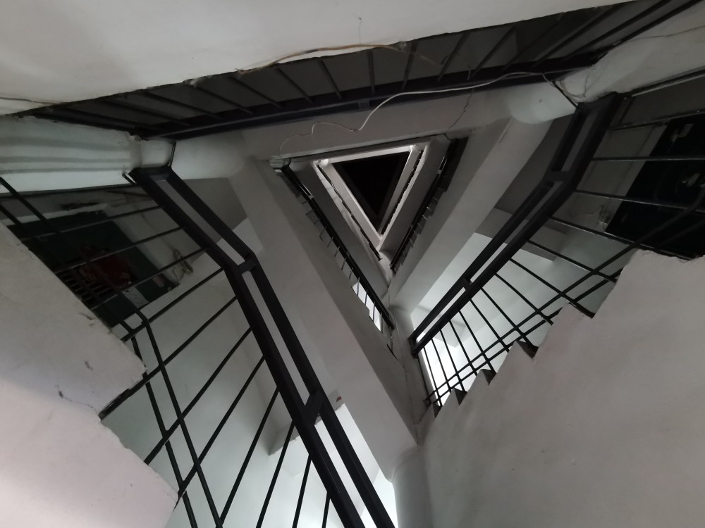 泉河街道滨湖小区5,14,15号楼建于1987年,楼高5层,共有居民45户,其中