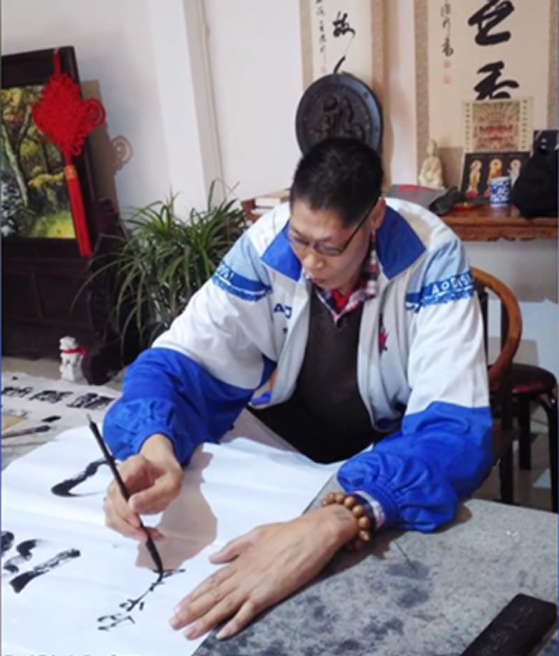 亚洲第一巨人张俊才:身高2.42米,比姚明高半个头,结婚22年无子