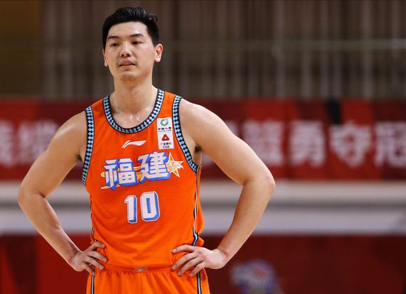 cba 王哲林前队友离队，防守凶悍，曾惹怒易建联，模特女友肤白貌美