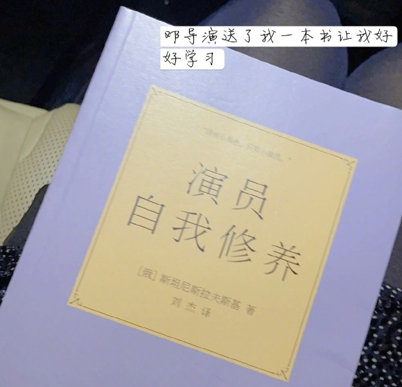 孙俪拍戏偶遇“邓超”，当众嫌弃他阴魂不散，眼神中却满是爱意