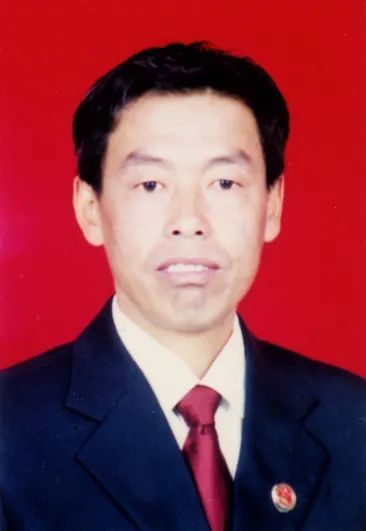 许国峰1984年入伍,1987年退役1996年到门源县人民检察院工作索南尖措