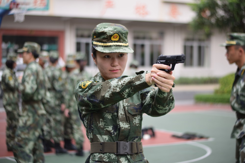 陆军退伍女兵图片图片