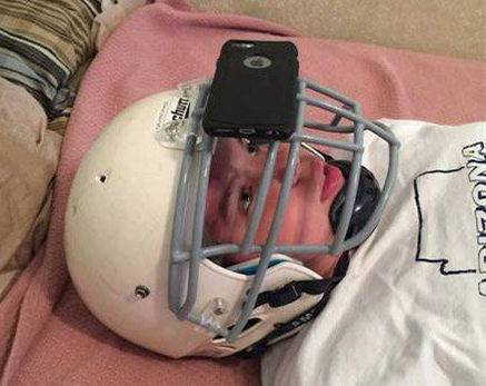 晚上睡觉刷手机的时候,啪的一下,被半斤重的手机砸脸上,出门逛街或是