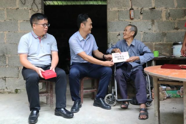 程创业(右一)到爱店镇爱店社区看望慰问退伍老兵县领导许建松(左二)