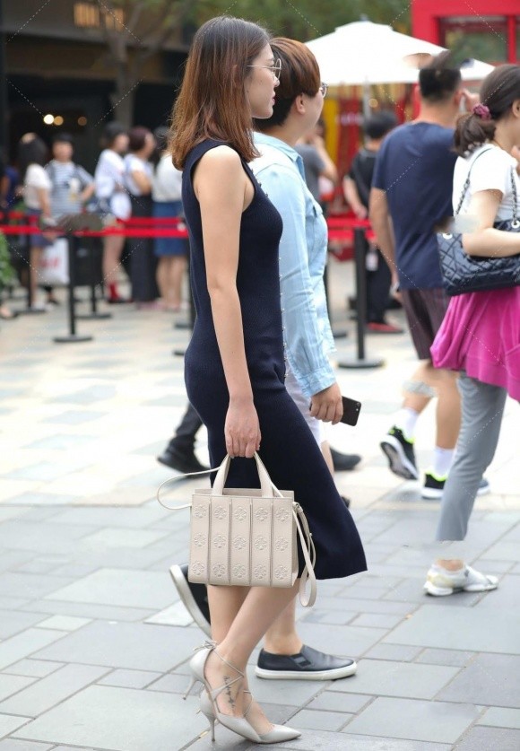 黑色裙子的搭配,得体又大方