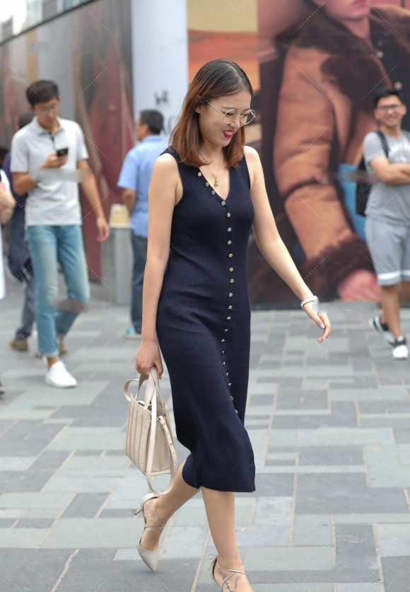 黑色裙子的搭配,得体又大方