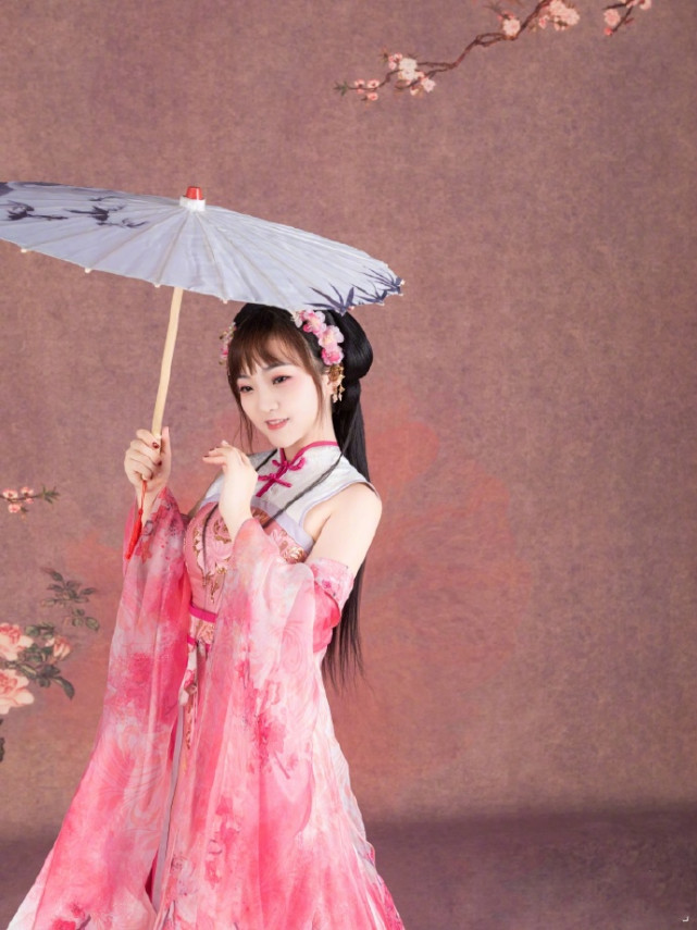 照片中,林妙可或梳着双丸子头,穿着黄色上衣与半裙古装,十分可爱;或