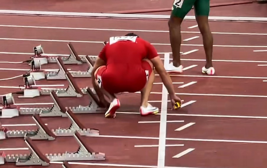 而更值得一提的是,苏炳添此前透露,自己在2014年更换了起跑脚,变成了