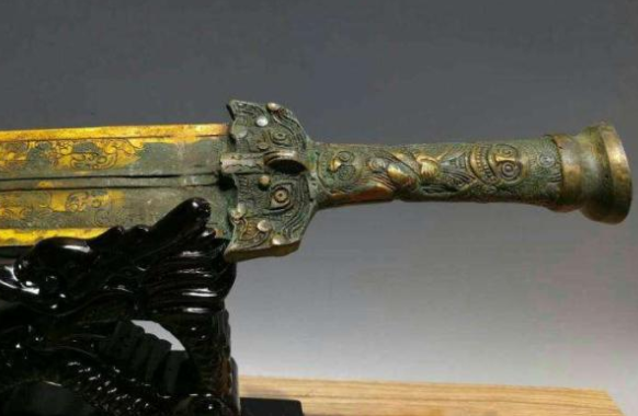 襄阳古墓出土旷世宝剑剑上刻着10个铭文令现场专家兴奋