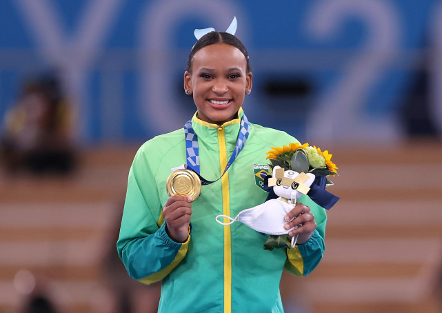 8月1日,安德拉德在颁奖仪式上展示金牌.    新华社记者 曹灿 摄