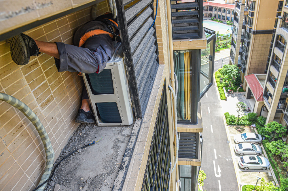 图片故事百尺高空挥汗如雨千家万户得享清凉