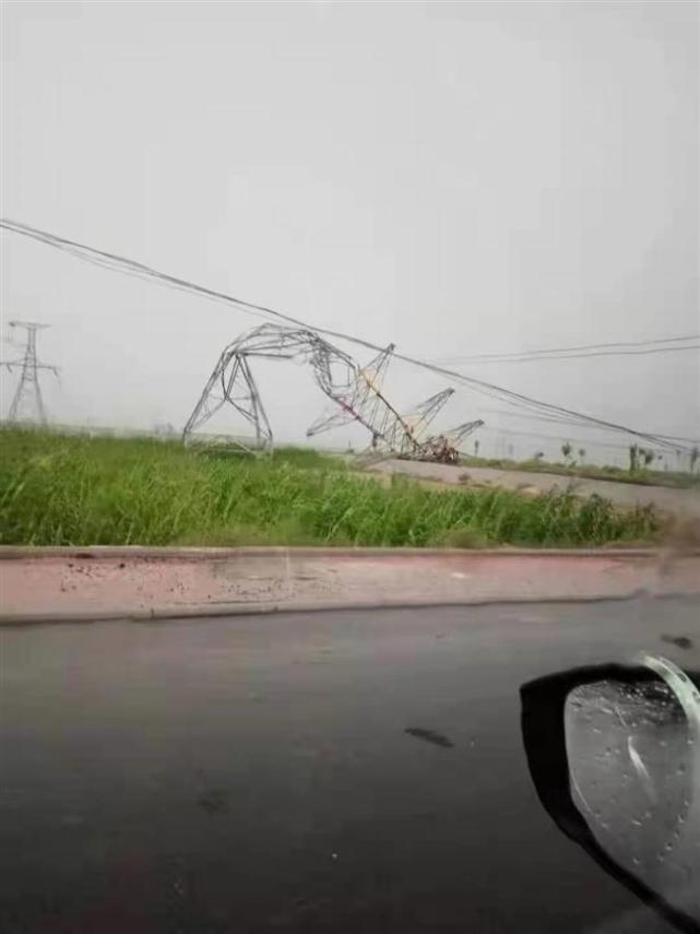 高压线塔被吹坏