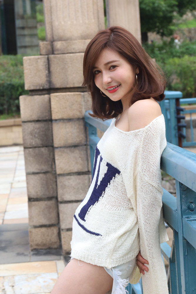 宽松针织衫清凉舒适,简约又有型,字母的印花设计增添