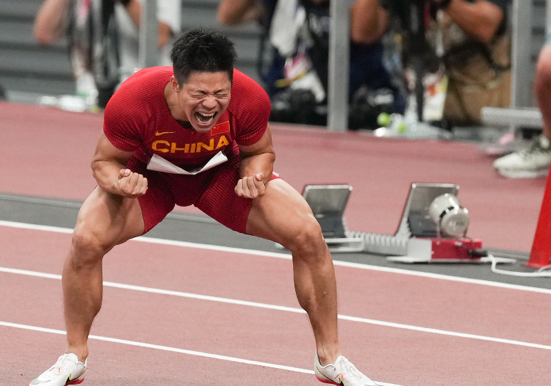 苏炳添被抢跑干扰!优势变大劣势,起跑反应倒数第一,9.98创历史