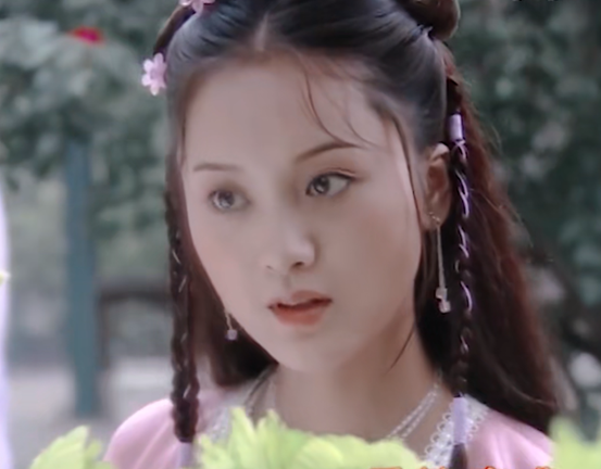 《绿牡丹》单元女主沈婉娥,又是走甜美风的千金小姐,十分讨喜可人.