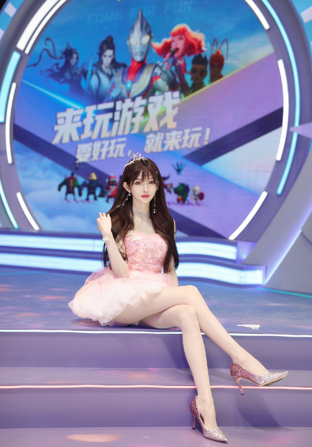 chinajoy王羽杉红衣亮相异域风情唯美演绎现场还有奥特曼