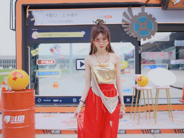 chinajoy王羽杉红衣亮相异域风情唯美演绎现场还有奥特曼