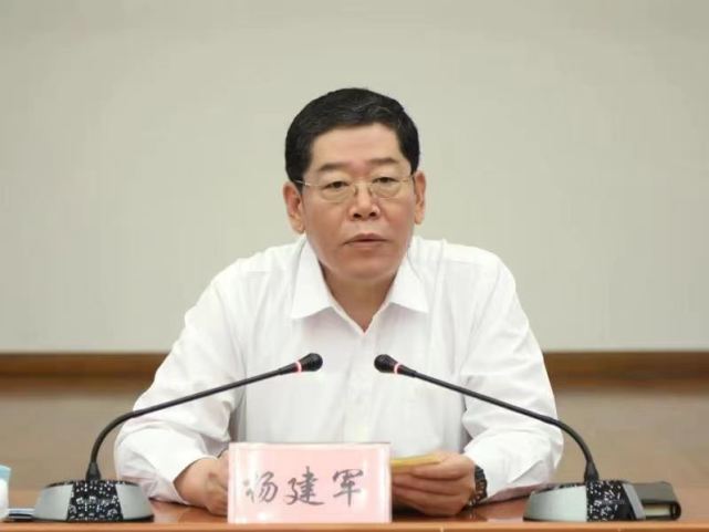 杨建军同志调度全市公共安全管理工作