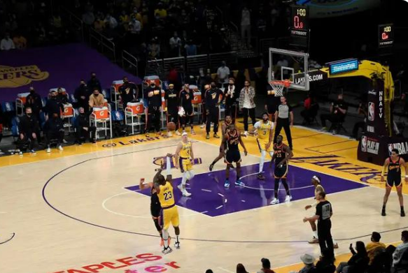 勒布朗-詹姆斯 詹姆斯有牌面啊，NBA总裁亲自跟他沟通附加赛，劝老詹理解联盟