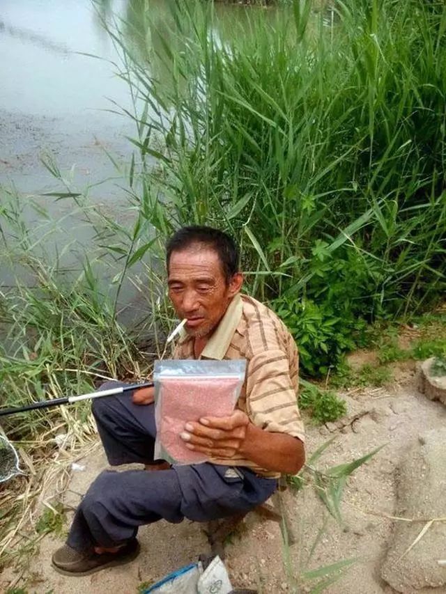 一位令人钦佩的独臂钓鱼人钓技精练动作麻利不输正常人