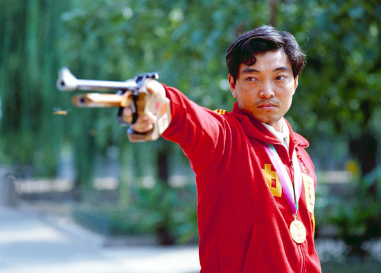 我国第一块奥运金牌获得者许海峰从喜欢玩玩具枪到世界冠军