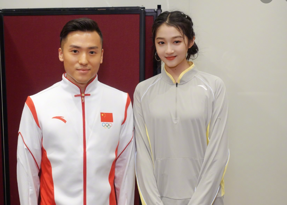 关晓彤晒与奥运冠军合影抿嘴笑双手交握略显羞涩皮肤白皙红润