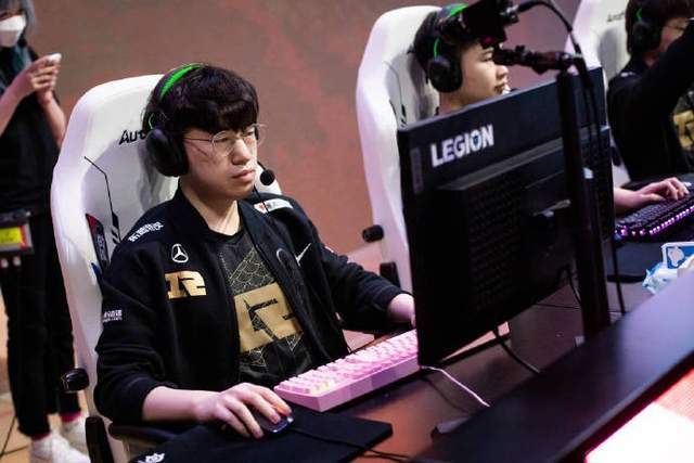 rng八连胜剑指s11,小虎转型最明智决定?笑笑:他怎么这么猛啊!