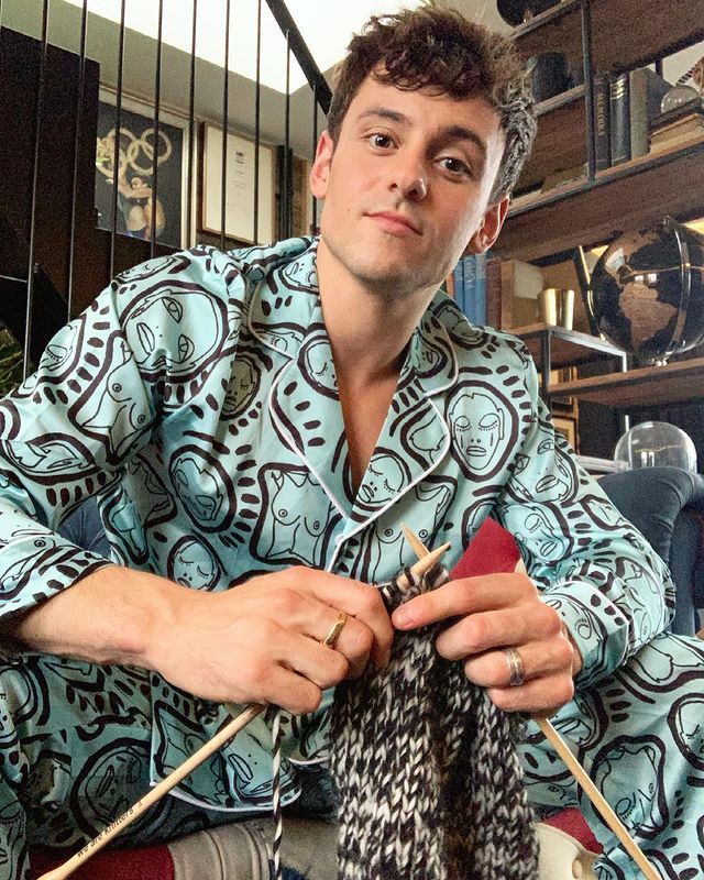 27岁跳水神童戴利看台上织毛衣拥有八块腹肌更是心灵手巧