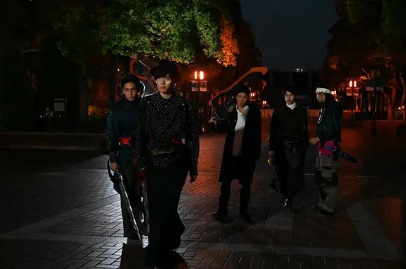 假面骑士saber为拍摄出征画面剧组凌晨出发索菲亚为他们唱出征曲