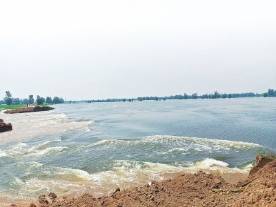 顶端新闻·大河报记者谷武民文图 连日来,洪水依然对古城浚县虎视