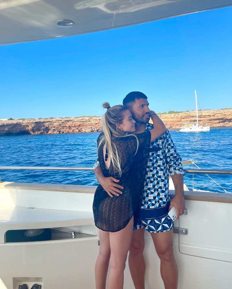 社交秀菲利克斯女友青春甜美梅西安妞再度假