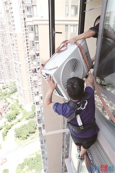 跟随两名空调安装工 体验在29楼高空的"惊险"时刻