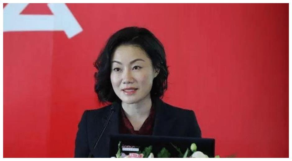 万科"金牌秘书"朱旭:年薪849万,年终奖1000万,46岁仍旧单身
