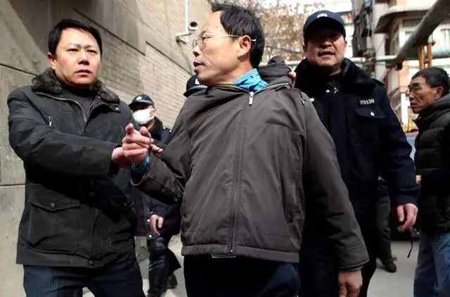 听到儿子开车撞人,最后还行凶杀人,军人出生的药庆卫一下子感到天都塌