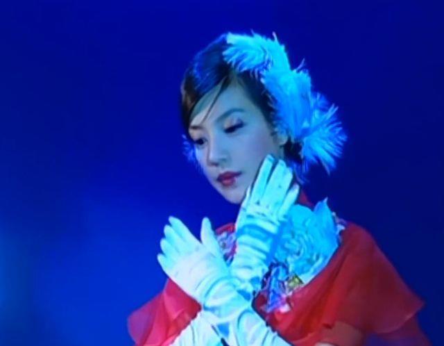 电视剧《情深深雨蒙蒙》中,女主角陆依萍本来是不想去大上海唱歌的