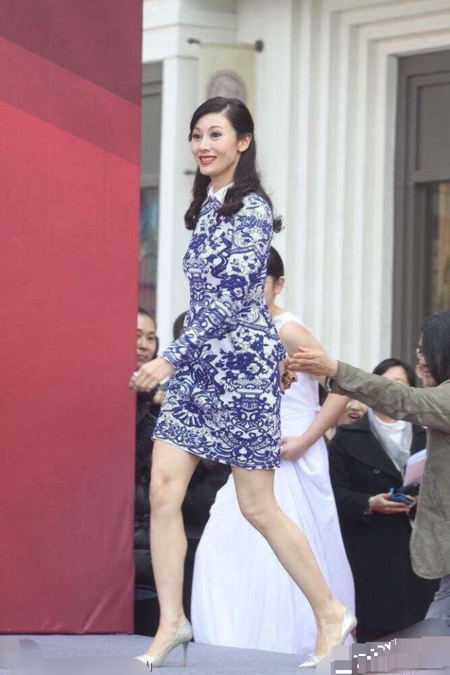 这是50岁?李嘉欣穿旗袍秀少女身材
