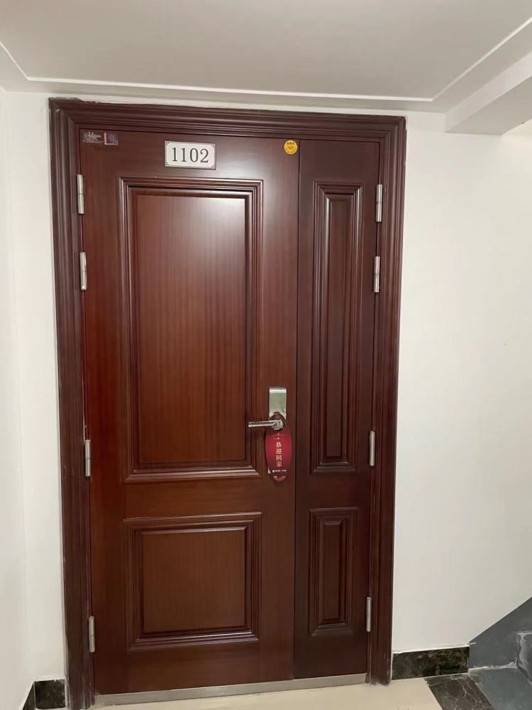 因楼顶设计是消防蓄水池,走廊上方有管道,影响进户门口过道太低,与门