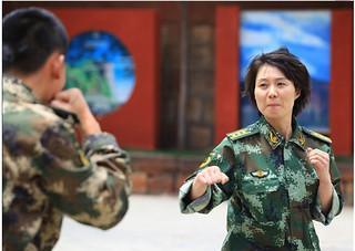 “中国第一女警花”雷敏：大校军衔享正师级待遇，为何下嫁小保安？_腾讯新闻