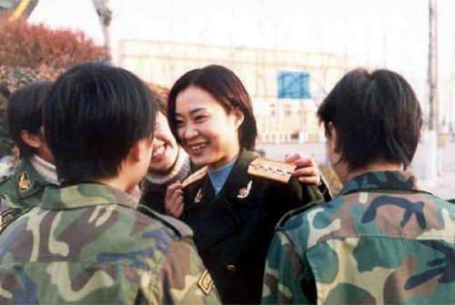 “中国第一女警花”雷敏：大校军衔享正师级待遇，为何下嫁小保安？_腾讯新闻