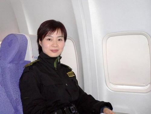 “中国第一女警花”雷敏：大校军衔享正师级待遇，为何下嫁小保安？_腾讯新闻