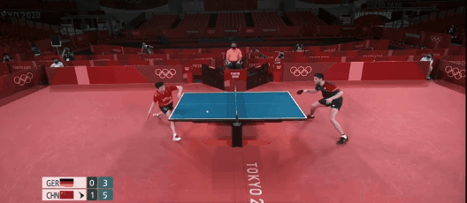 马龙在打出擦边球后举手示意