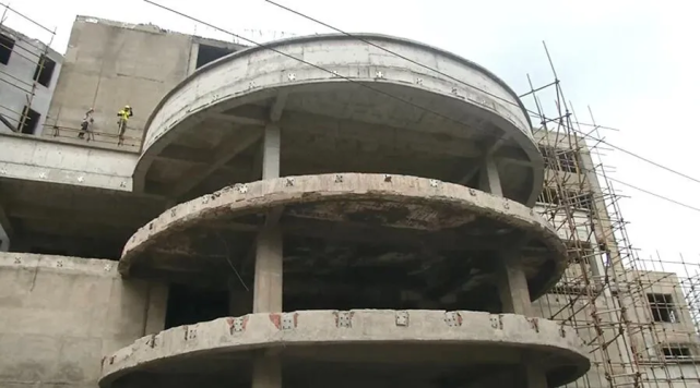 记者在现场踏查时发现,水舫大厦楼体外已经搭起了铁架,院内的吊车正在