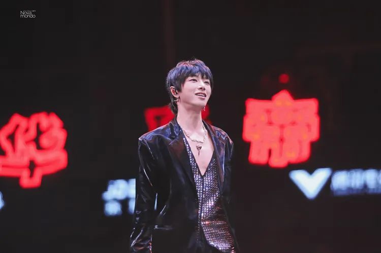 华晨宇唱响《和平精英》超级杯,现场的反应让人看了想哭