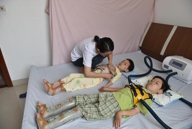 广东两姐妹同患sma,妈妈哭诉:1个就会倾家荡产,而我们是2个