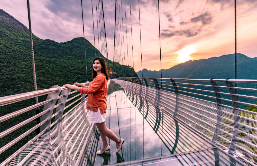 穿越云海揽胜美景带你体验金子山最疯狂的玻璃桥