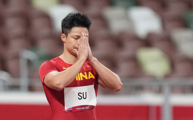 本届奥运会男子100米最后一组半决赛的发令枪鸣响,苏炳添从罗尼61